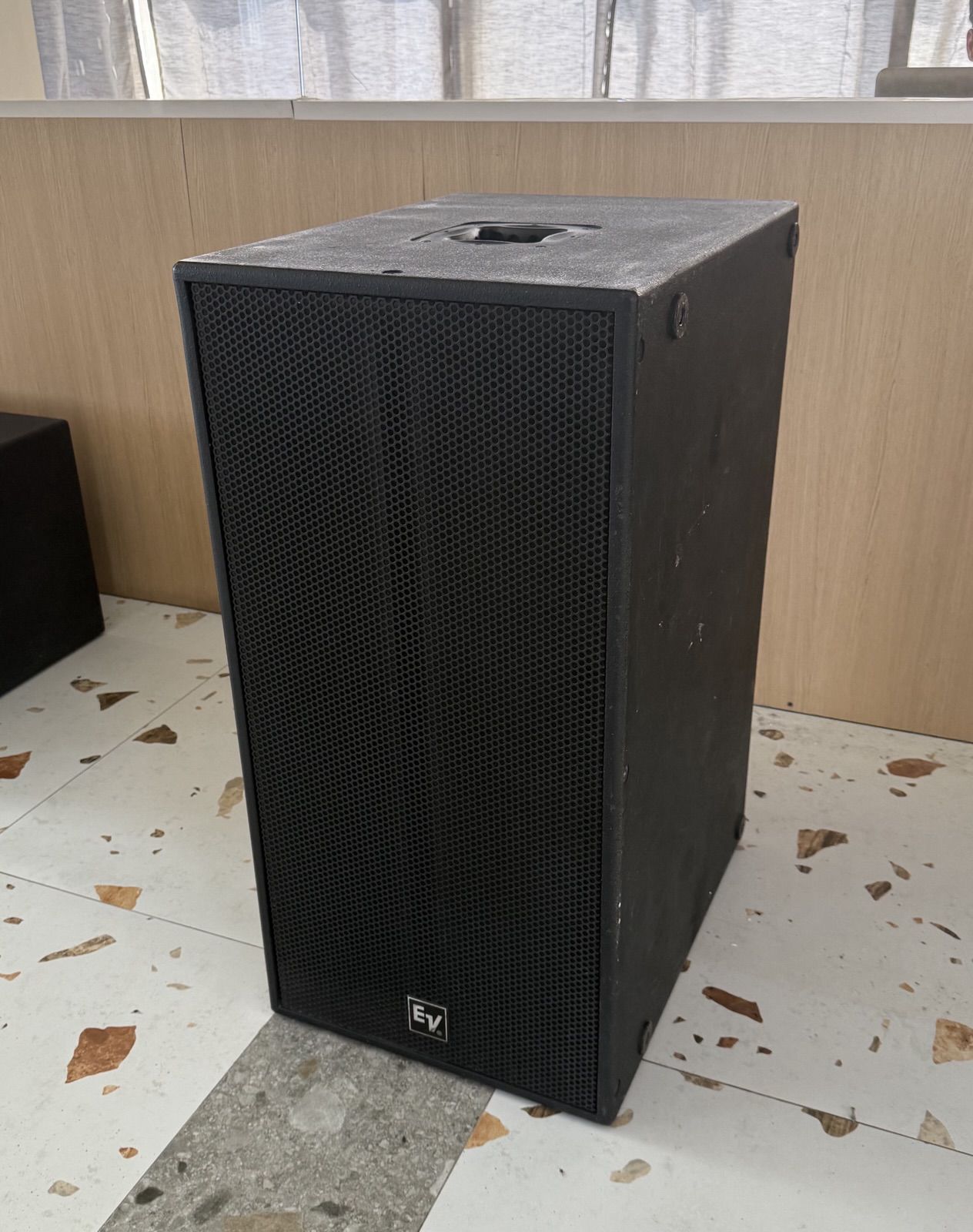 Фото объявления: Продам сабвуфер Electro voice RX 118 S в отличном рабочем состоянии